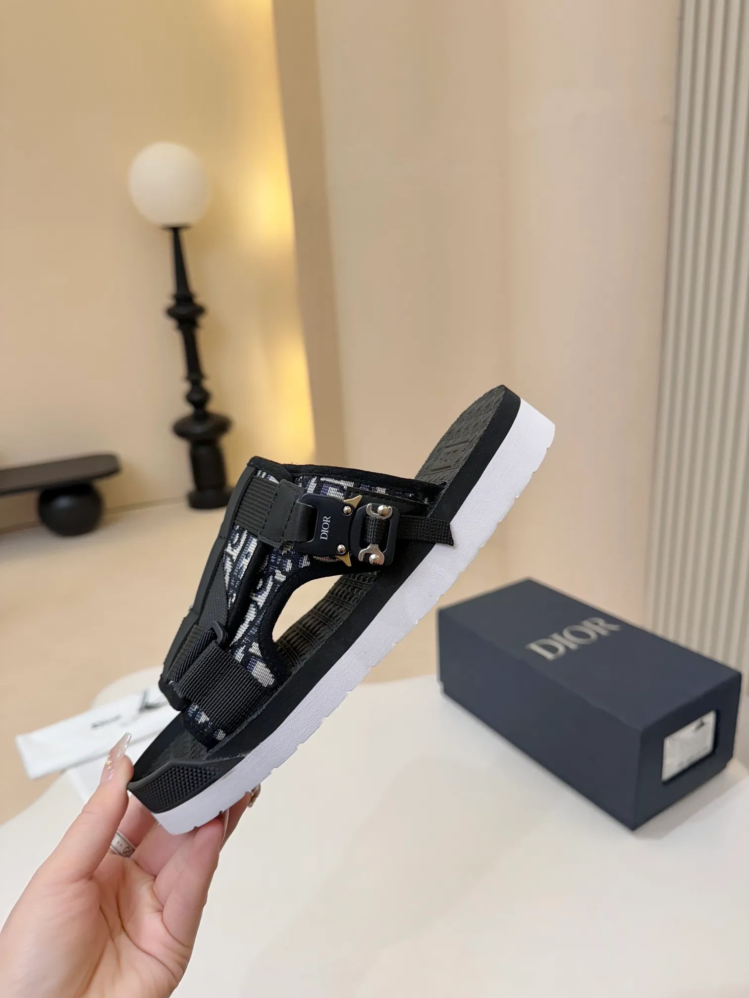 [Dior] P: 340💰 -Size: 38-46 Dior Dior D’s classic men’s slippers, high-end boutique, original material, pure cotton printed canvas upper, fine workmanship, super soft sole, casual, loose and comfortable, a must-have in summer!
